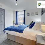 5 Bedroom - 5 Bathroom House Close To Coventry City Centre With Spacious Kitchen Free Wi-Fi And Garden - 56Hrc