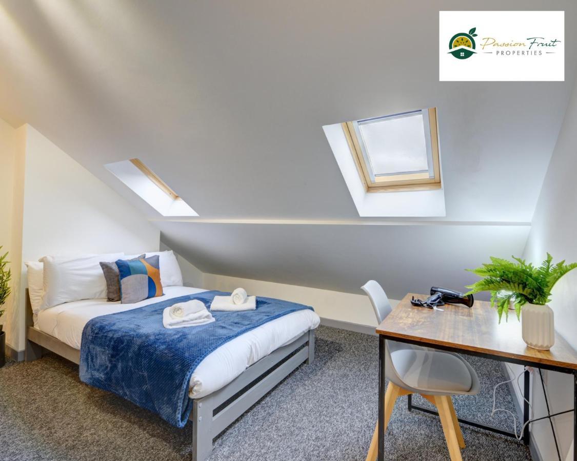 Spacious Centre House: 5-bed, Garden & Wi-fi - 56hrc *