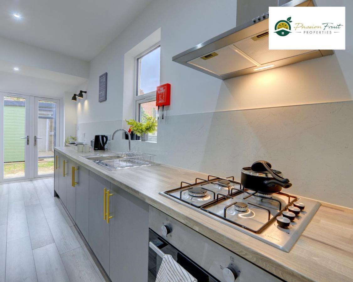 Spacious Centre House: 5-bed, Garden & Wi-fi - 56hrc